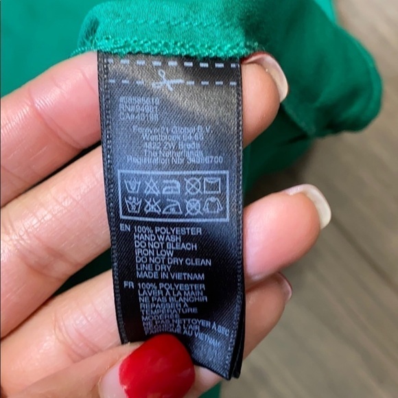 Forever 21 Scoop Neck Green Sleek Silky Polyester Cap Sleeve High-Low Blouse SP - Picture 4 of 5